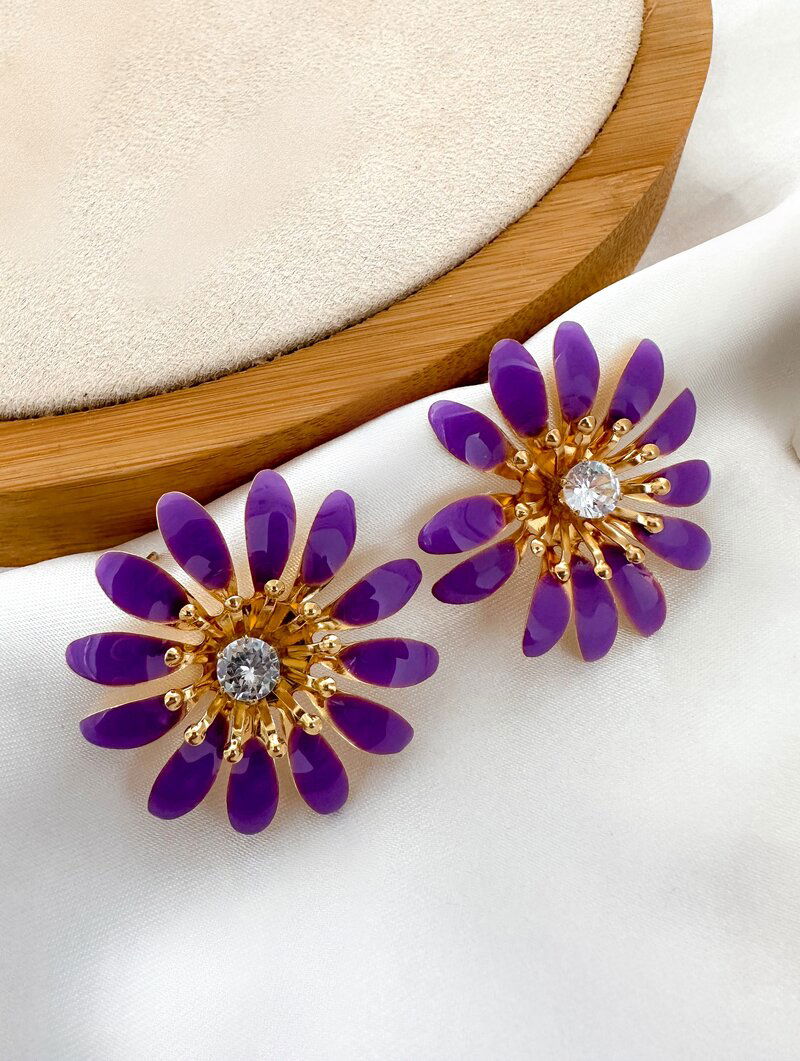 Brinco Folheado a Ouro 18k Flor Doze Pétalas Resinadas