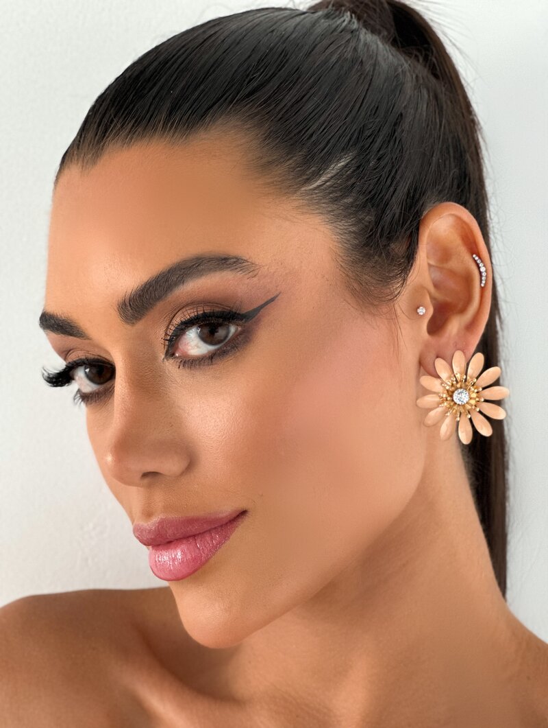 Brinco Folheado a Ouro 18k Flor Doze Pétalas Resinadas
