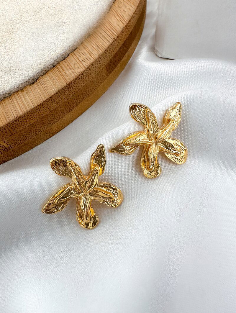 Brinco Folheado a Ouro 18k Flor Duas Camadas Martelada