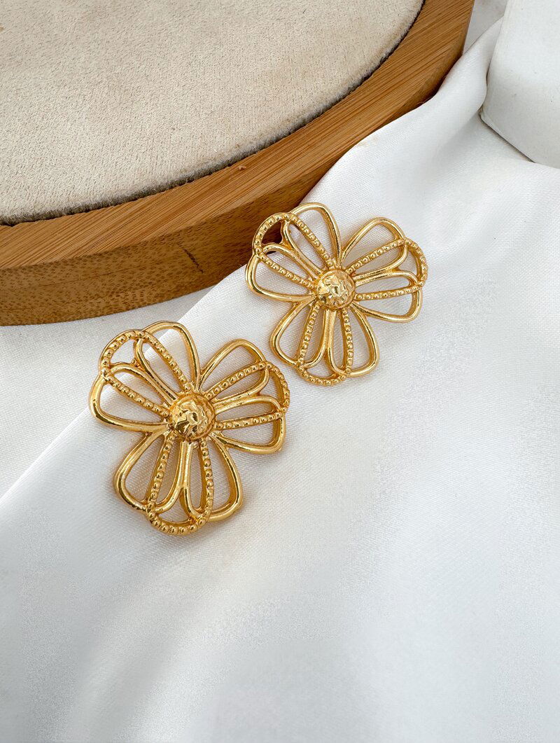 Brinco Folheado a Ouro 18k Flor Fios Vazados