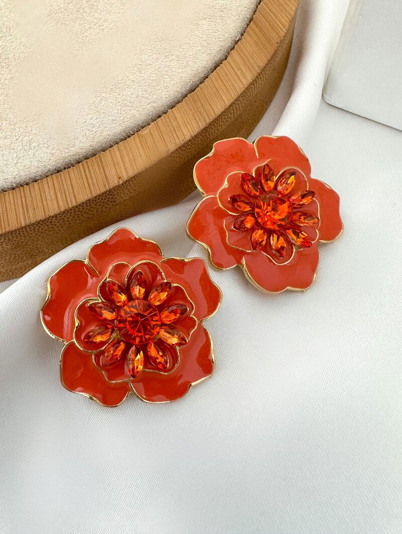 Brinco Folheado a Ouro 18k Flor Jasmim Resinada