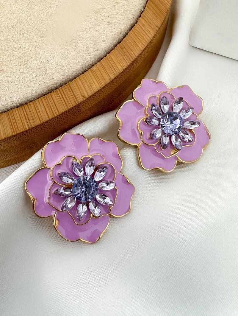 Brinco Folheado a Ouro 18k Flor Jasmim Resinada