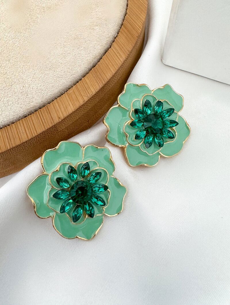 Brinco Folheado a Ouro 18k Flor Jasmim Resinada