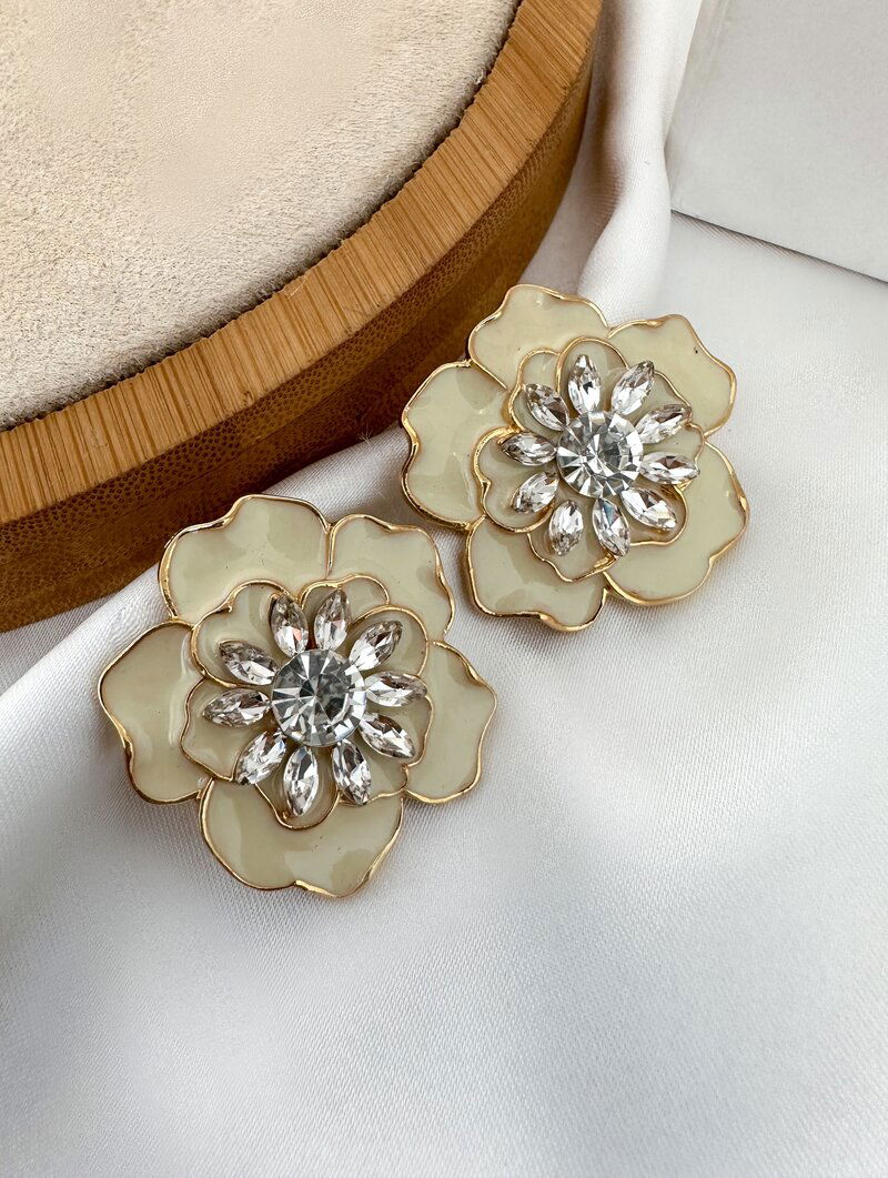Brinco Folheado a Ouro 18k Flor Jasmim Resinada
