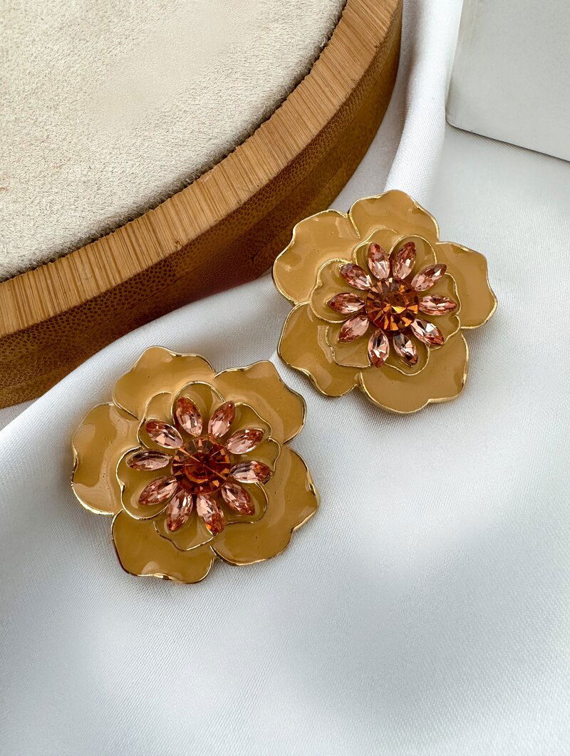 Brinco Folheado a Ouro 18k Flor Jasmim Resinada