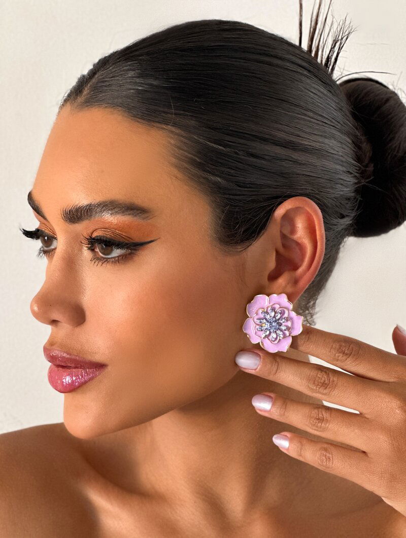 Brinco Folheado a Ouro 18k Flor Jasmim Resinada