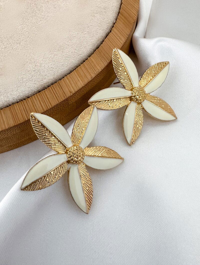 Brinco Folheado a Ouro 18k Flor Lírio