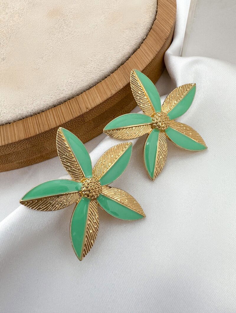 Brinco Folheado a Ouro 18k Flor Lírio