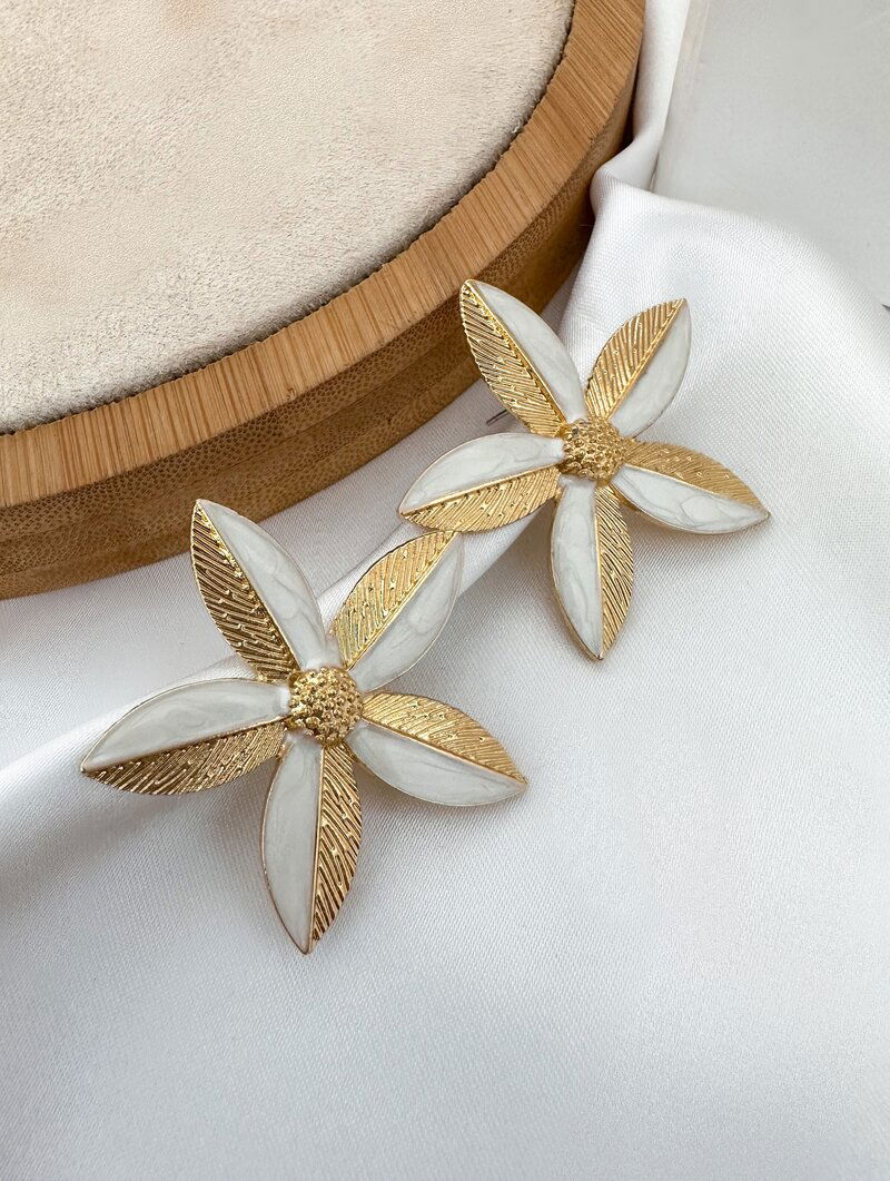 Brinco Folheado a Ouro 18k Flor Lírio