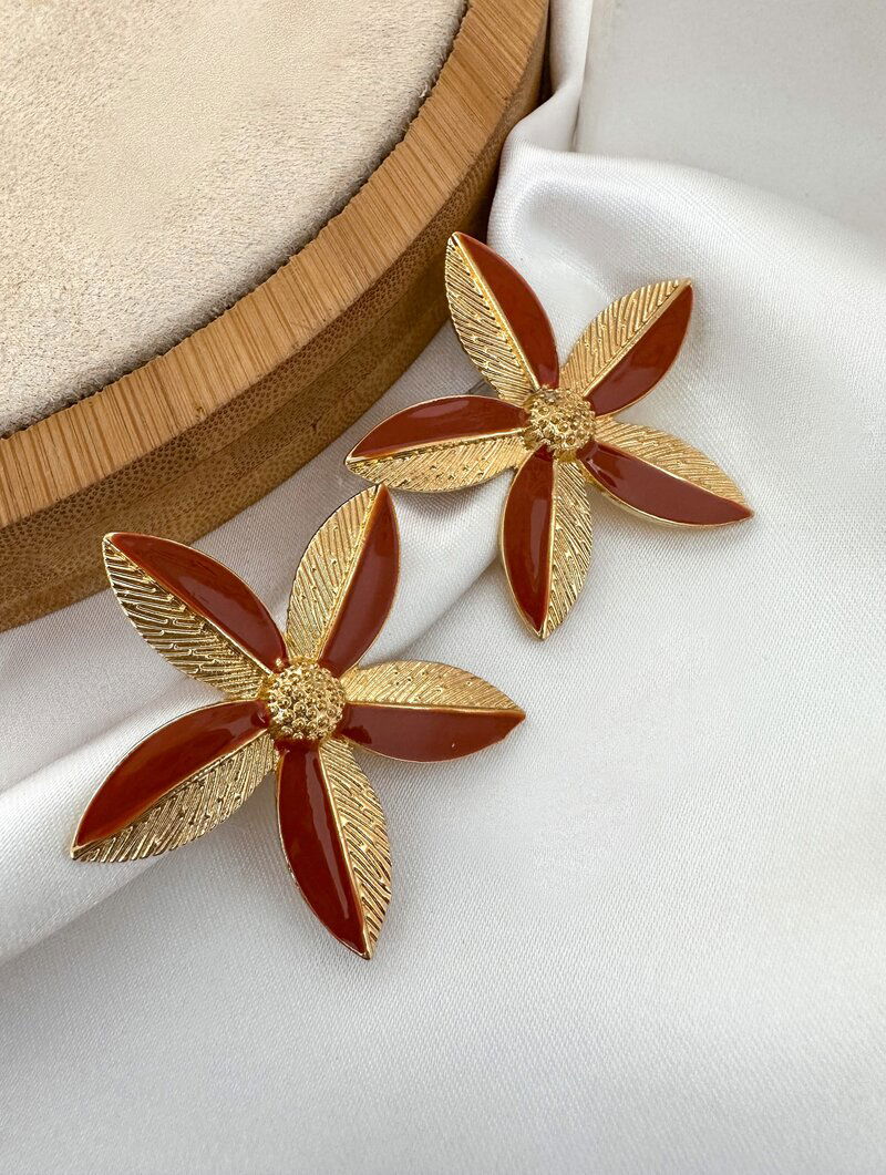 Brinco Folheado a Ouro 18k Flor Lírio