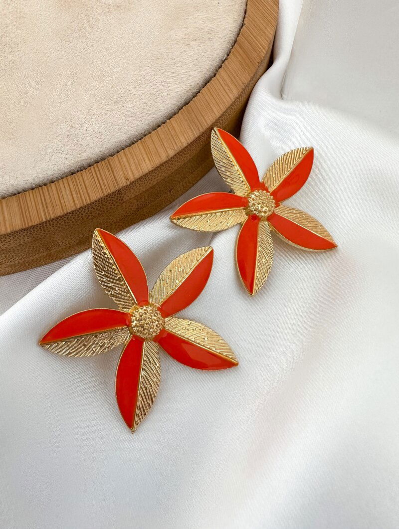 Brinco Folheado a Ouro 18k Flor Lírio