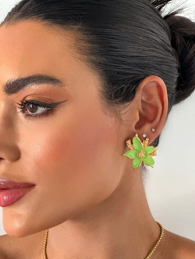 Brinco Folheado a Ouro 18k Flor Lírio Resinado