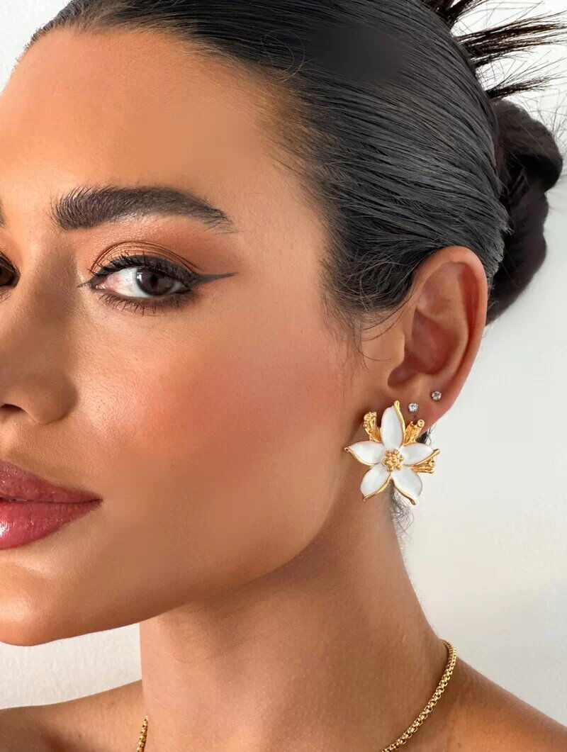 Brinco Folheado a Ouro 18k Flor Lírio Resinado