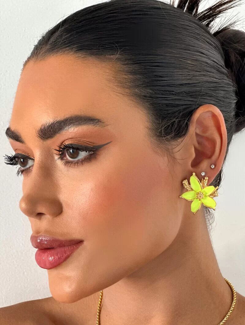 Brinco Folheado a Ouro 18k Flor Lírio Resinado