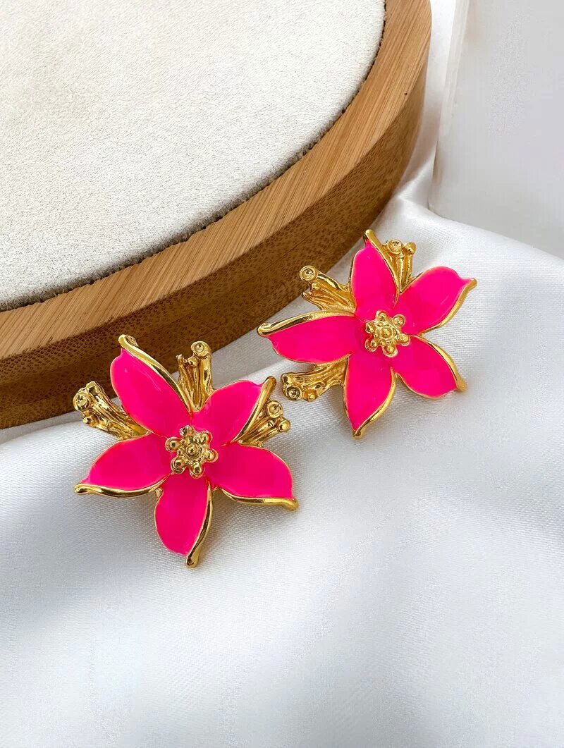 Brinco Folheado a Ouro 18k Flor Lírio Resinado