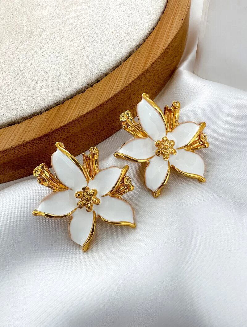 Brinco Folheado a Ouro 18k Flor Lírio Resinado