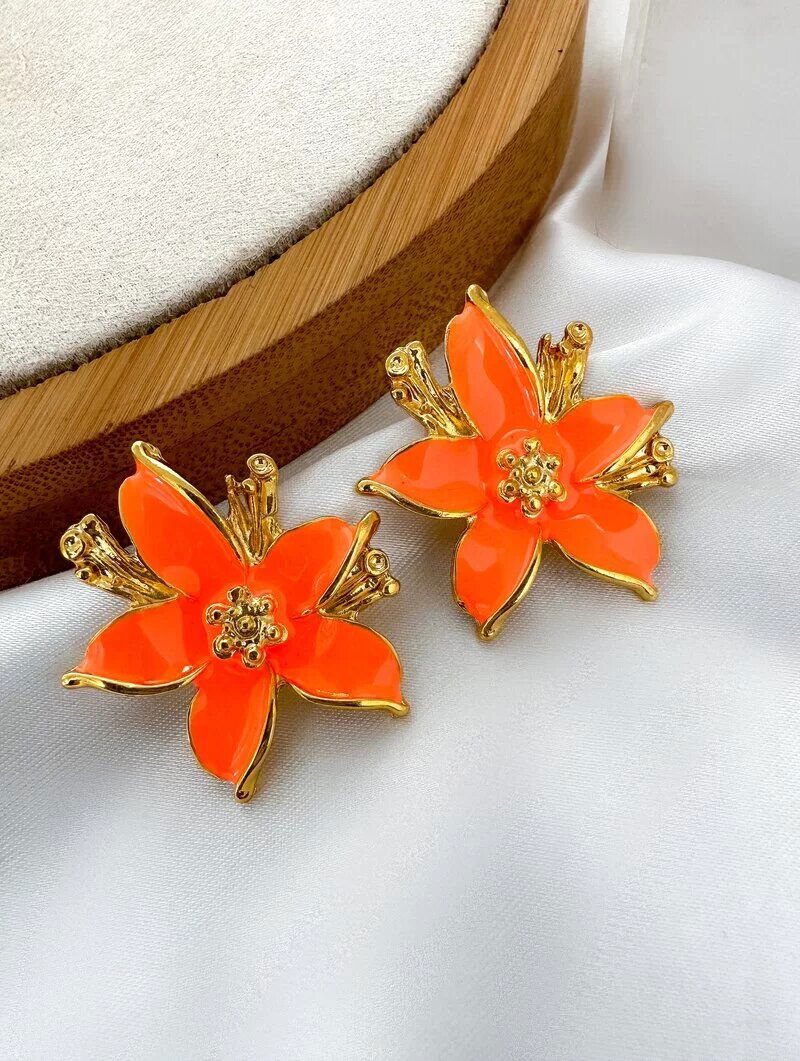 Brinco Folheado a Ouro 18k Flor Lírio Resinado