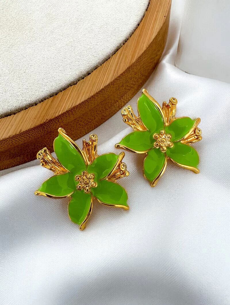 Brinco Folheado a Ouro 18k Flor Lírio Resinado