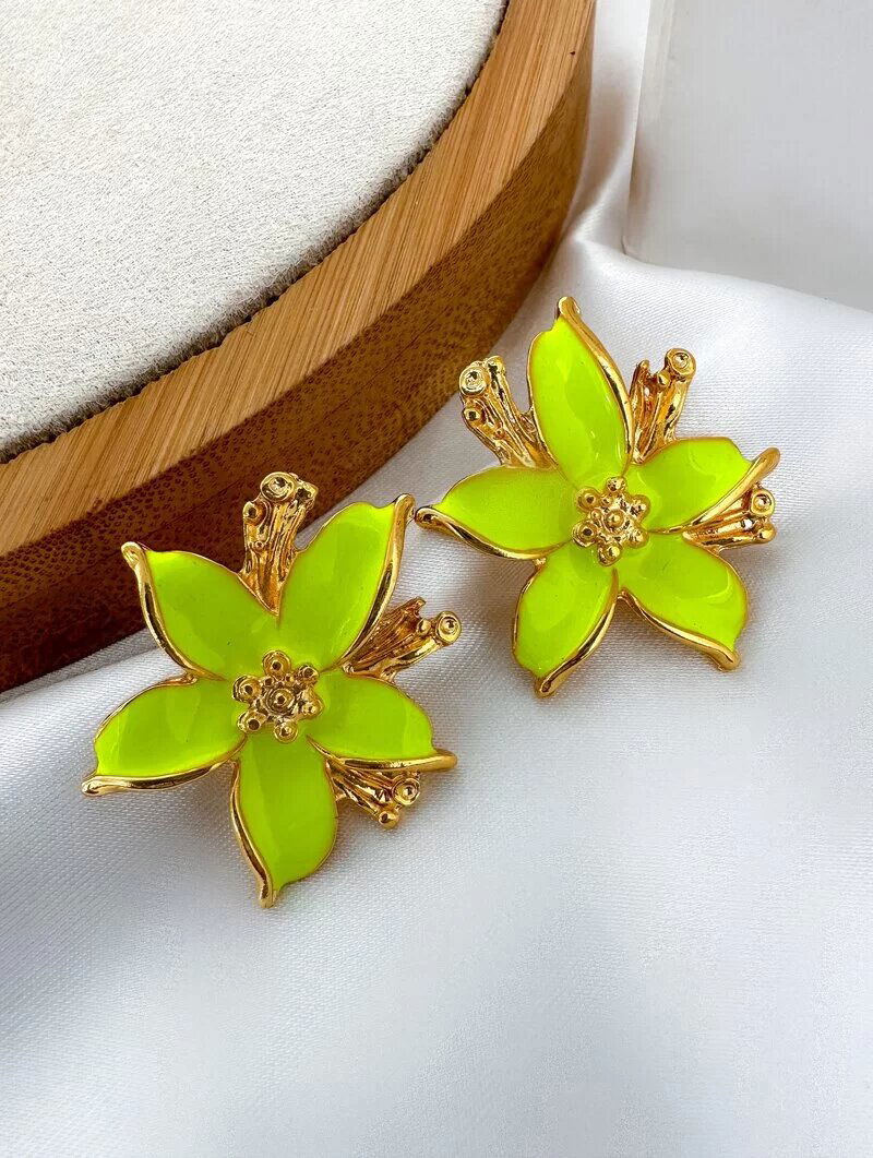 Brinco Folheado a Ouro 18k Flor Lírio Resinado