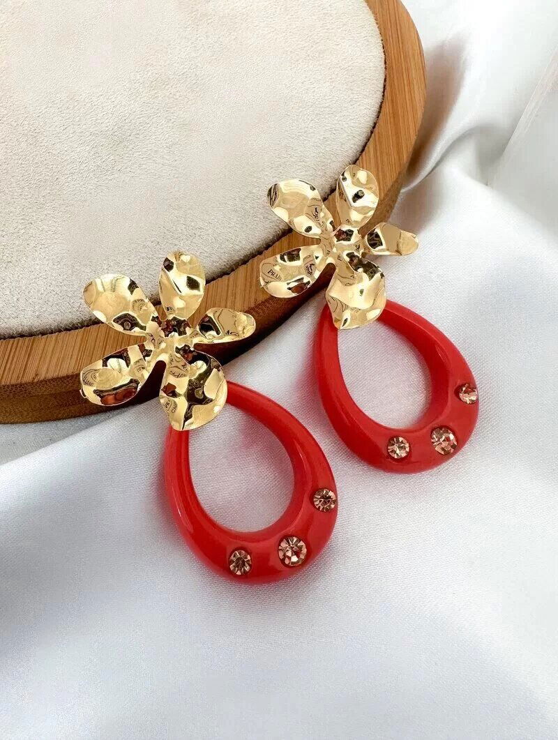 Brinco Folheado a Ouro 18k Flor Martelada com Gota Vazada