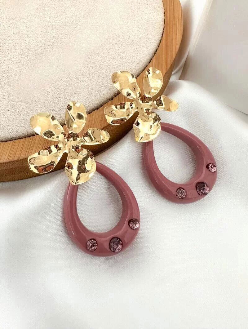 Brinco Folheado a Ouro 18k Flor Martelada com Gota Vazada