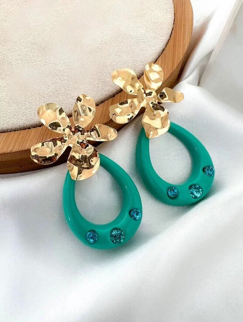 Brinco Folheado a Ouro 18k Flor Martelada com Gota Vazada