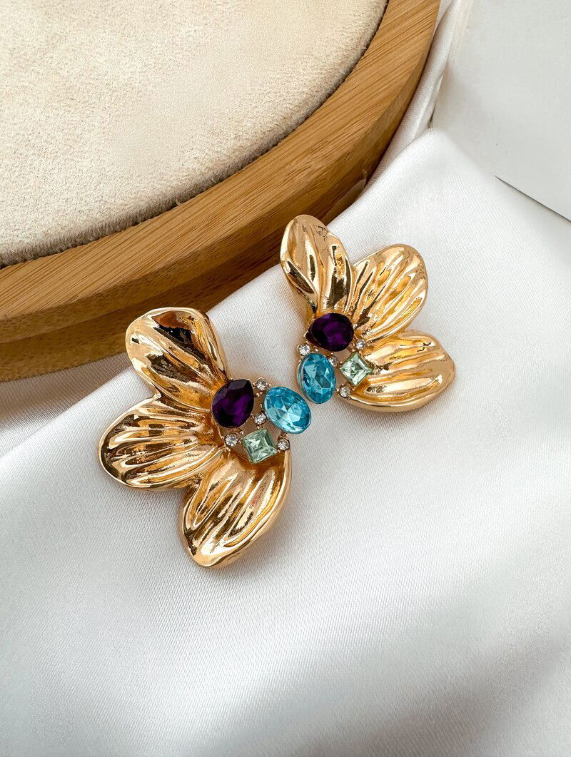 Brinco Folheado a Ouro 18K Flor Martelada com Zirconia Colorida