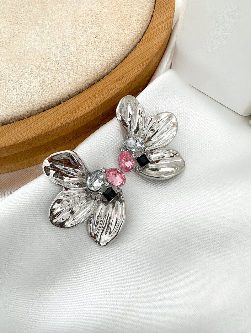 Brinco Folheado a Ouro 18K Flor Martelada com Zirconia Colorida