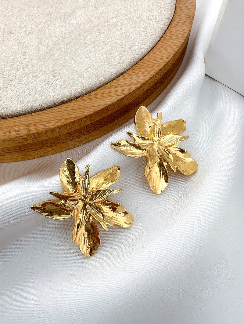 Brinco Folheado a Ouro 18k Flor Martelado