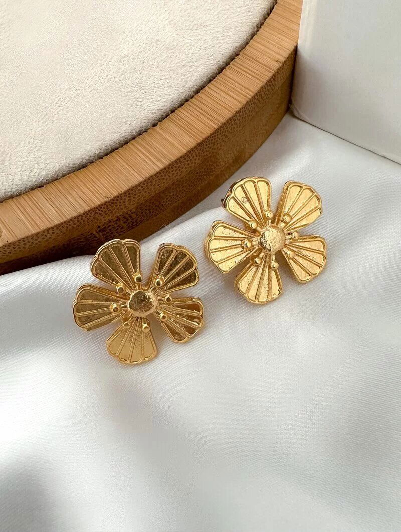 Brinco Folheado a Ouro 18k Flor Martelado