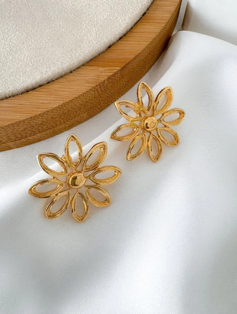 Brinco Folheado a Ouro 18k Flor Oito Pétalas Vazadas