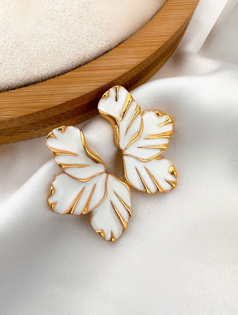 Brinco Folheado a Ouro 18k Flor Perfil Martelada Resinada