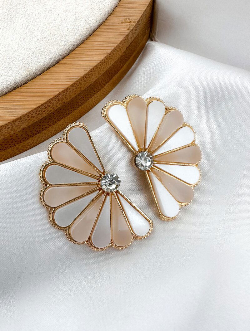 Brinco Folheado a Ouro 18k Flor Perfil Resina