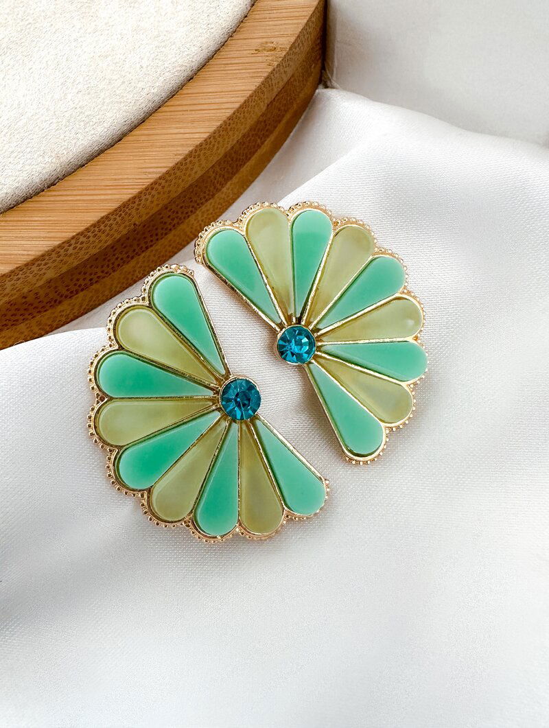 Brinco Folheado a Ouro 18k Flor Perfil Resina