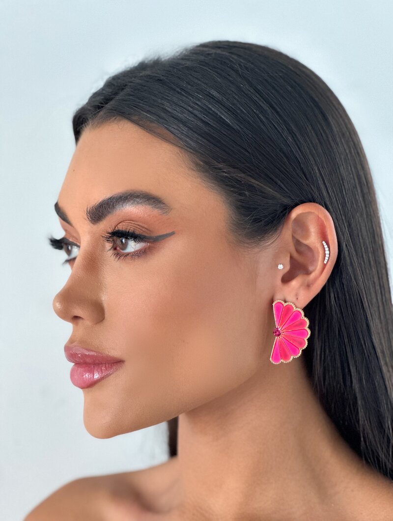 Brinco Folheado a Ouro 18k Flor Perfil Resina