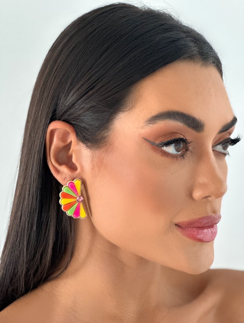 Brinco Folheado a Ouro 18k Flor Perfil Resina