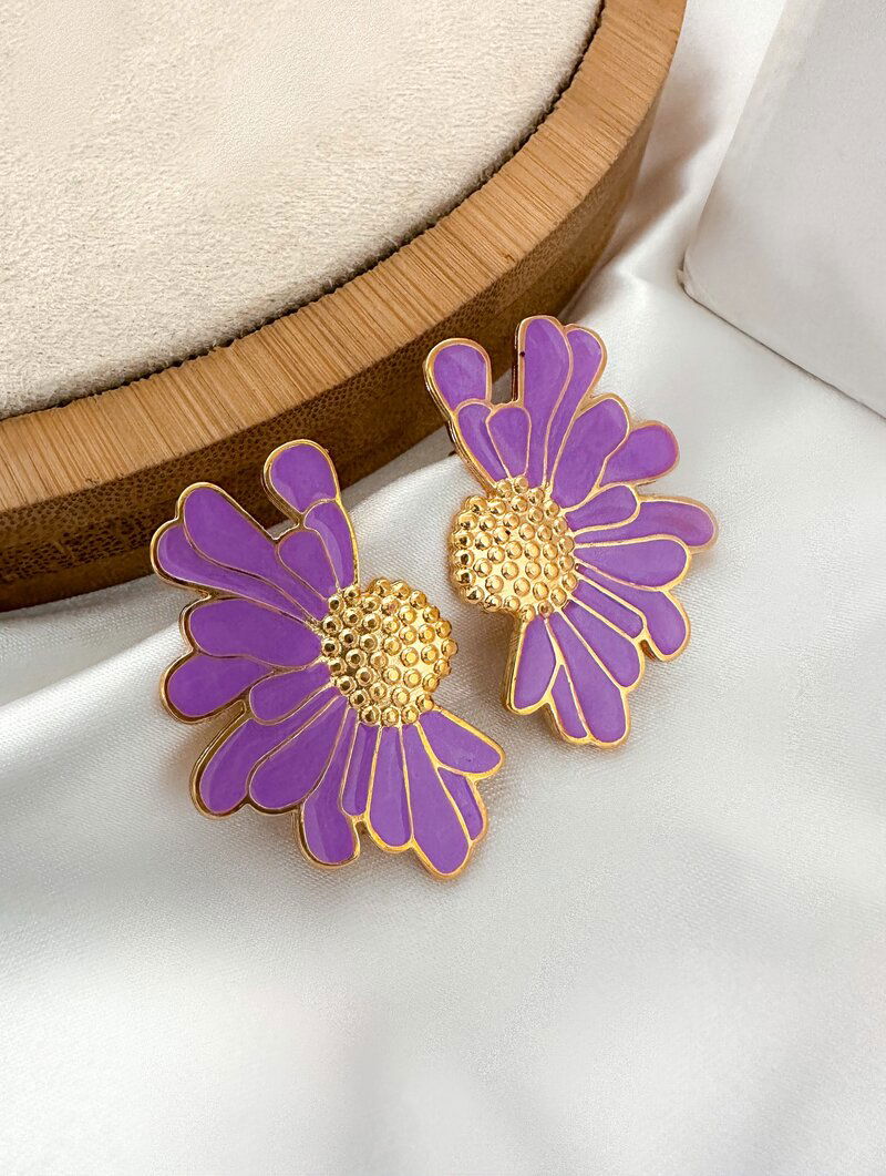 Brinco Folheado a Ouro 18k Flor Perfil Resinada