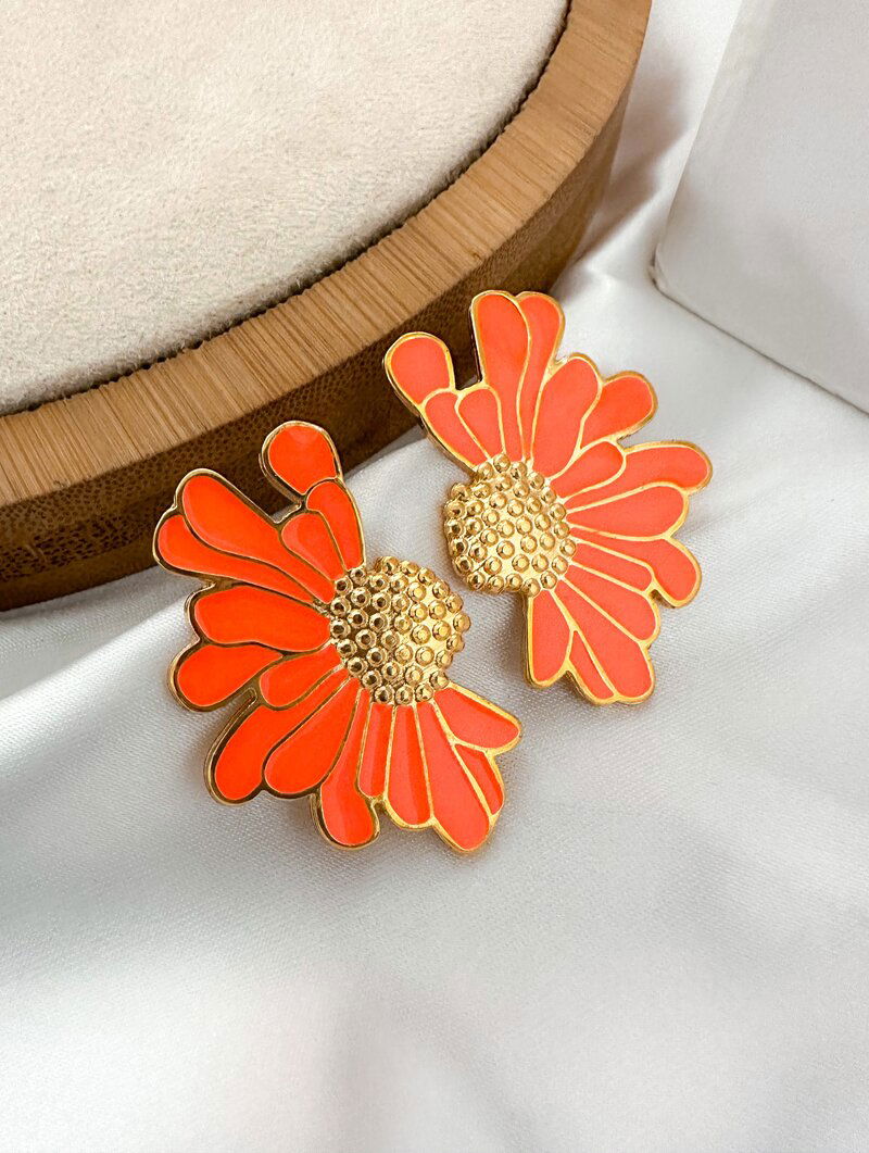 Brinco Folheado a Ouro 18k Flor Perfil Resinada