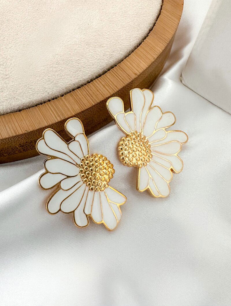 Brinco Folheado a Ouro 18k Flor Perfil Resinada