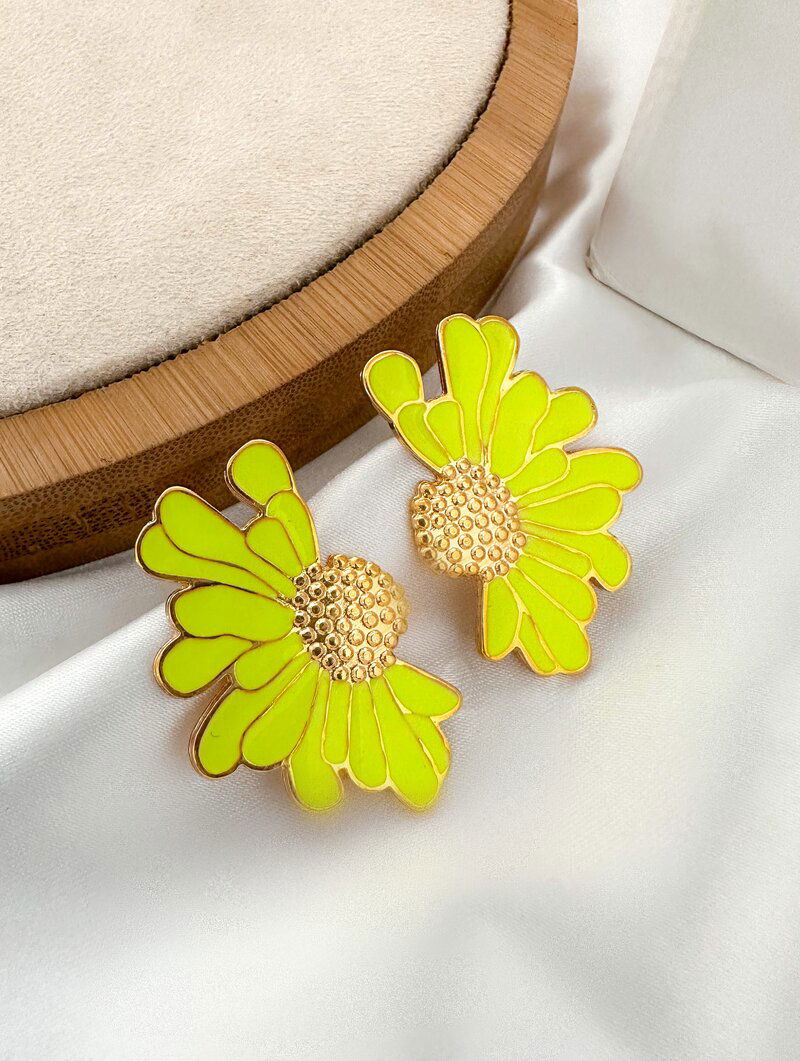 Brinco Folheado a Ouro 18k Flor Perfil Resinada