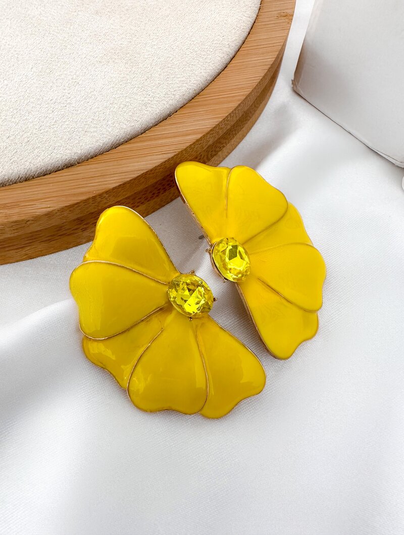 Brinco Folheado a Ouro 18k Flor Perfil Resinada