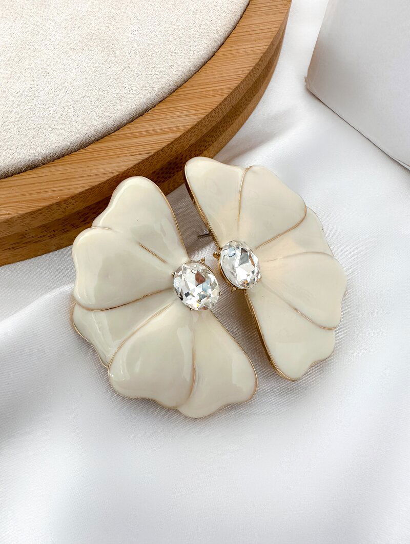 Brinco Folheado a Ouro 18k Flor Perfil Resinada