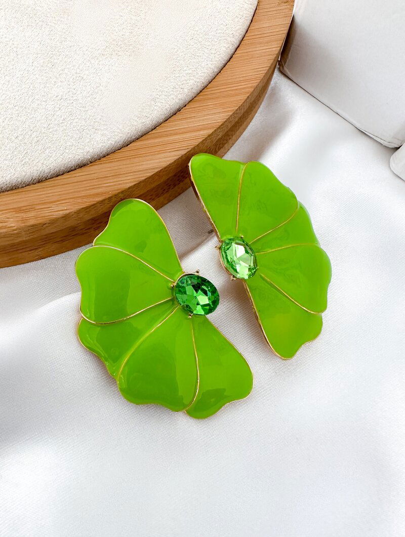 Brinco Folheado a Ouro 18k Flor Perfil Resinada