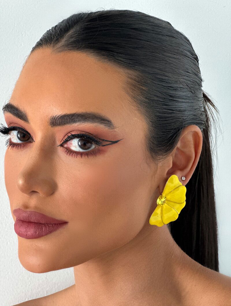 Brinco Folheado a Ouro 18k Flor Perfil Resinada