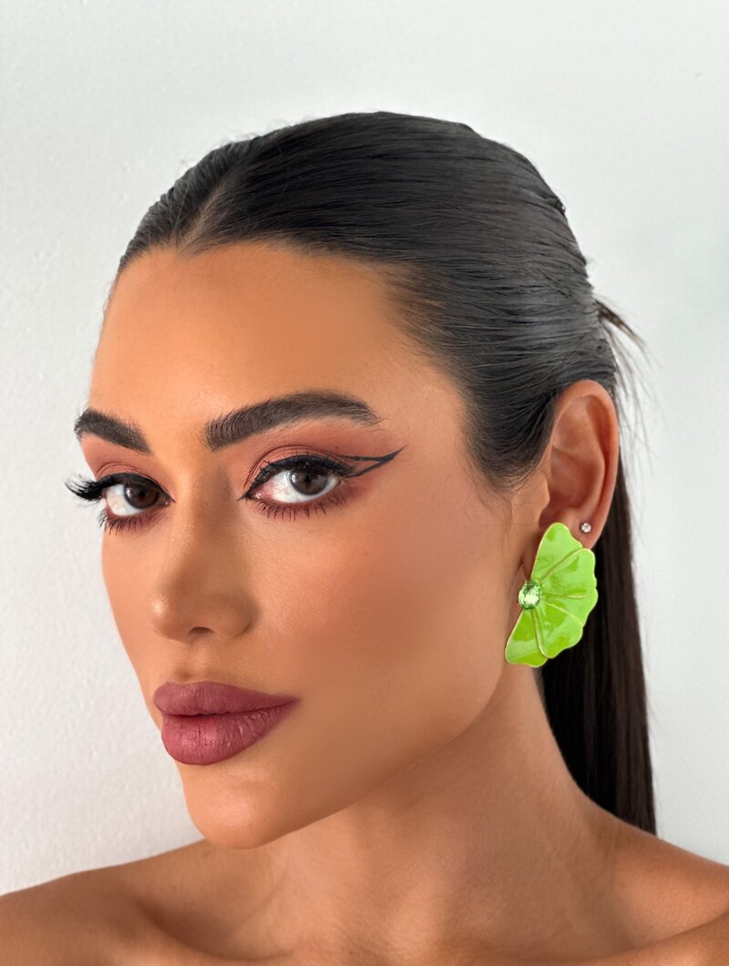 Brinco Folheado a Ouro 18k Flor Perfil Resinada