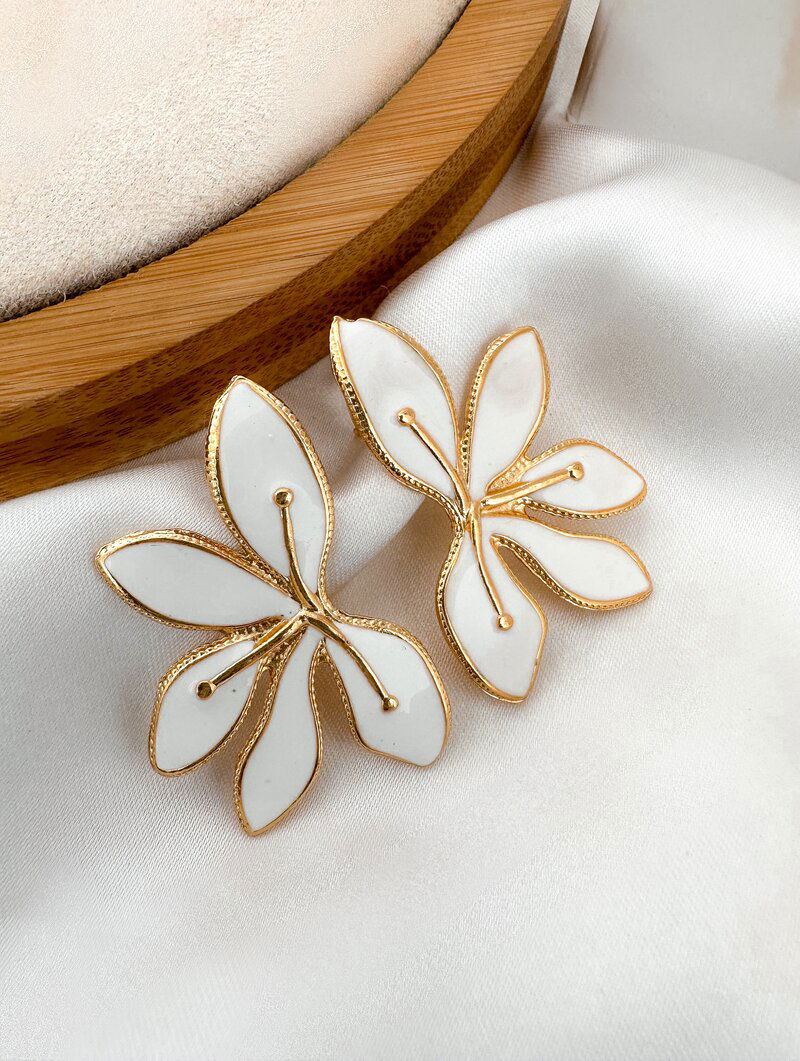 Brinco Folheado a Ouro 18k Flor Perfil Resinada