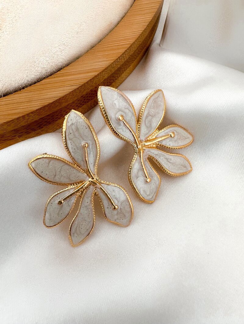 Brinco Folheado a Ouro 18k Flor Perfil Resinada