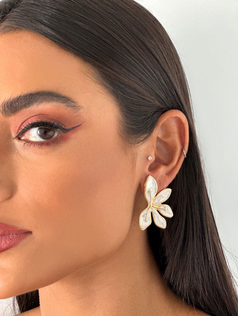 Brinco Folheado a Ouro 18k Flor Perfil Resinada