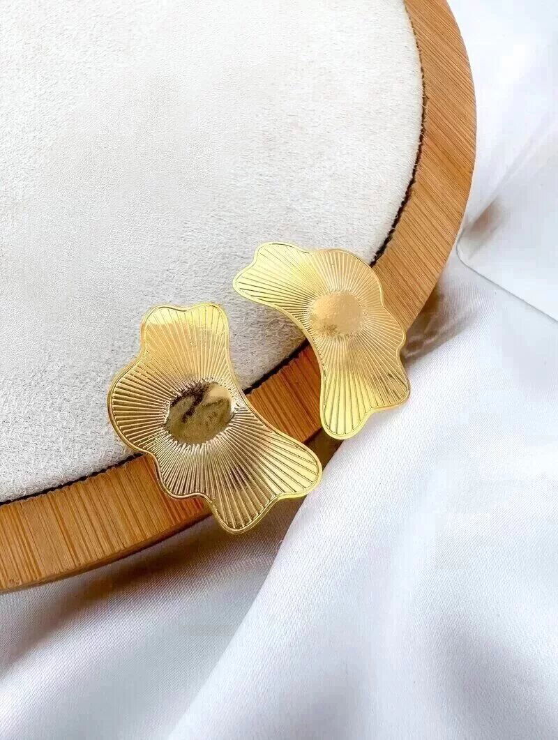 Brinco Folheado a Ouro 18k Flor Perfil Texturizada