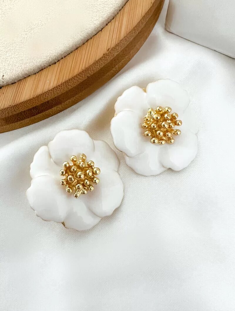 brinco folheado a ouro 18k flor quatro pétalas resinado